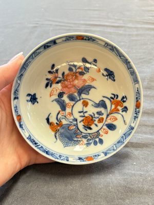 A large collection of 25 sets of Chinese blue, white and Imari-style cups and saucers, Kangxi/Qianlong — foto 31