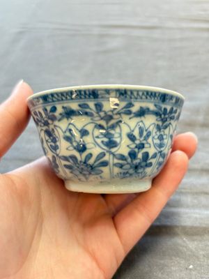 A large collection of 25 sets of Chinese blue, white and Imari-style cups and saucers, Kangxi/Qianlong — foto 33