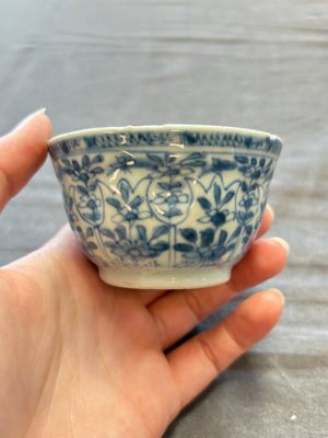 A large collection of 25 sets of Chinese blue, white and Imari-style cups and saucers, Kangxi/Qianlong — foto 34