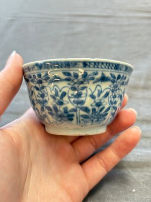 A large collection of 25 sets of Chinese blue, white and Imari-style cups and saucers, Kangxi/Qianlong — foto 35