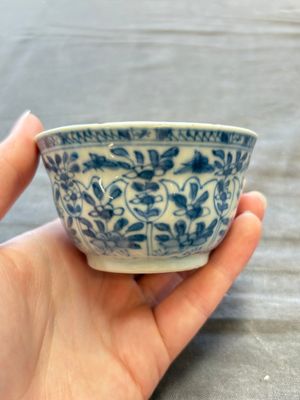 A large collection of 25 sets of Chinese blue, white and Imari-style cups and saucers, Kangxi/Qianlong — foto 36