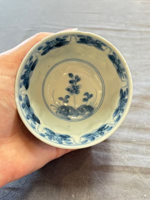 A large collection of 25 sets of Chinese blue, white and Imari-style cups and saucers, Kangxi/Qianlong — foto 37