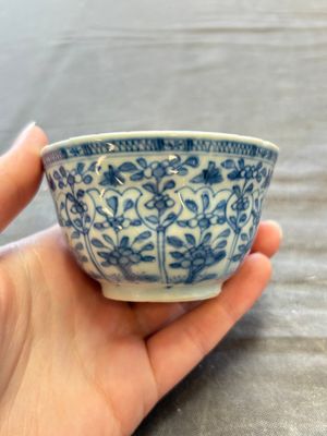 A large collection of 25 sets of Chinese blue, white and Imari-style cups and saucers, Kangxi/Qianlong — foto 39