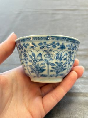 A large collection of 25 sets of Chinese blue, white and Imari-style cups and saucers, Kangxi/Qianlong — foto 41