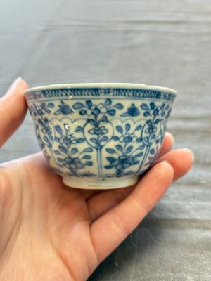 A large collection of 25 sets of Chinese blue, white and Imari-style cups and saucers, Kangxi/Qianlong — foto 42