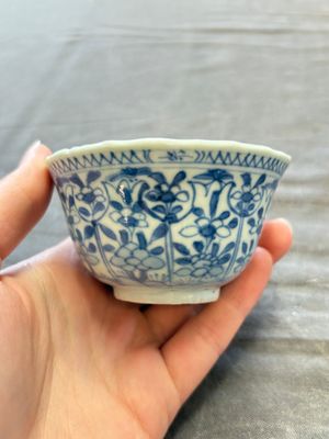 A large collection of 25 sets of Chinese blue, white and Imari-style cups and saucers, Kangxi/Qianlong — foto 45