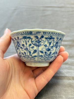 A large collection of 25 sets of Chinese blue, white and Imari-style cups and saucers, Kangxi/Qianlong — foto 46
