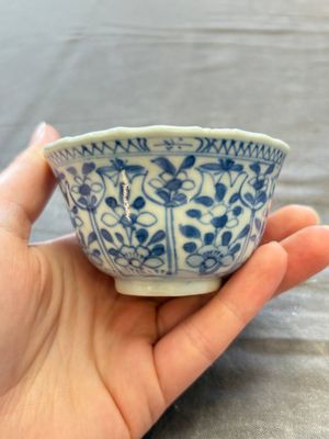 A large collection of 25 sets of Chinese blue, white and Imari-style cups and saucers, Kangxi/Qianlong — foto 47