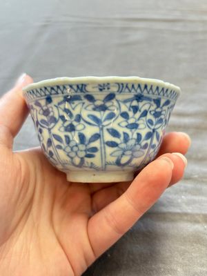 A large collection of 25 sets of Chinese blue, white and Imari-style cups and saucers, Kangxi/Qianlong — foto 48