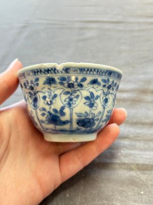 A large collection of 25 sets of Chinese blue, white and Imari-style cups and saucers, Kangxi/Qianlong — foto 51