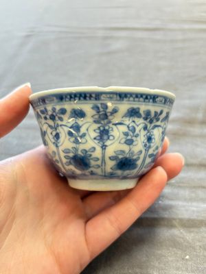 A large collection of 25 sets of Chinese blue, white and Imari-style cups and saucers, Kangxi/Qianlong — foto 52