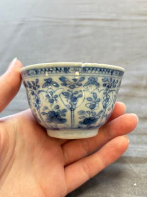 A large collection of 25 sets of Chinese blue, white and Imari-style cups and saucers, Kangxi/Qianlong — foto 53
