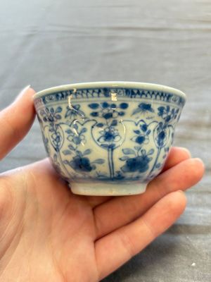 A large collection of 25 sets of Chinese blue, white and Imari-style cups and saucers, Kangxi/Qianlong — foto 54