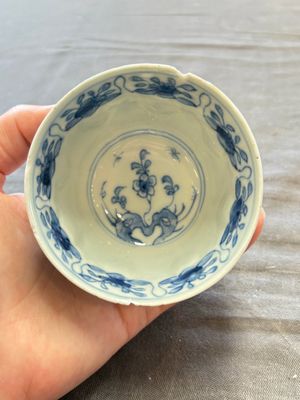 A large collection of 25 sets of Chinese blue, white and Imari-style cups and saucers, Kangxi/Qianlong — foto 55