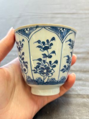 A large collection of 25 sets of Chinese blue, white and Imari-style cups and saucers, Kangxi/Qianlong — foto 57