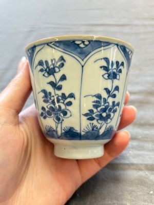 A large collection of 25 sets of Chinese blue, white and Imari-style cups and saucers, Kangxi/Qianlong — foto 58