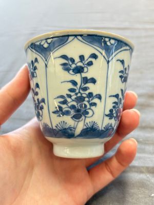 A large collection of 25 sets of Chinese blue, white and Imari-style cups and saucers, Kangxi/Qianlong — foto 59