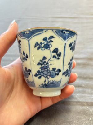 A large collection of 25 sets of Chinese blue, white and Imari-style cups and saucers, Kangxi/Qianlong — foto 63