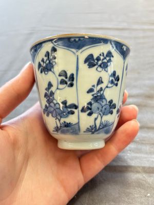 A large collection of 25 sets of Chinese blue, white and Imari-style cups and saucers, Kangxi/Qianlong — foto 64