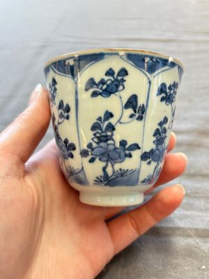 A large collection of 25 sets of Chinese blue, white and Imari-style cups and saucers, Kangxi/Qianlong — foto 65