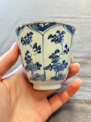 A large collection of 25 sets of Chinese blue, white and Imari-style cups and saucers, Kangxi/Qianlong — foto 66