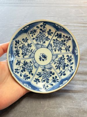 A large collection of 25 sets of Chinese blue, white and Imari-style cups and saucers, Kangxi/Qianlong — foto 69