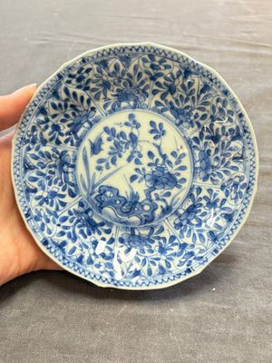 A large collection of 25 sets of Chinese blue, white and Imari-style cups and saucers, Kangxi/Qianlong — foto 7