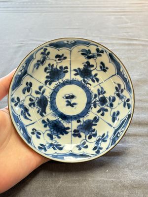 A large collection of 25 sets of Chinese blue, white and Imari-style cups and saucers, Kangxi/Qianlong — foto 71