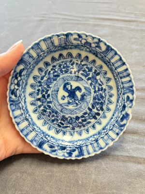 A large collection of 25 sets of Chinese blue, white and Imari-style cups and saucers, Kangxi/Qianlong — foto 75