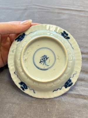 A large collection of 25 sets of Chinese blue, white and Imari-style cups and saucers, Kangxi/Qianlong — foto 76