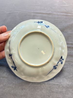 A large collection of 25 sets of Chinese blue, white and Imari-style cups and saucers, Kangxi/Qianlong — foto 8