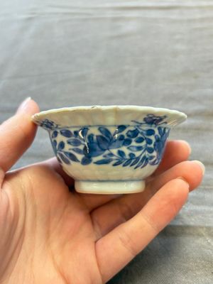 A large collection of 25 sets of Chinese blue, white and Imari-style cups and saucers, Kangxi/Qianlong — foto 82