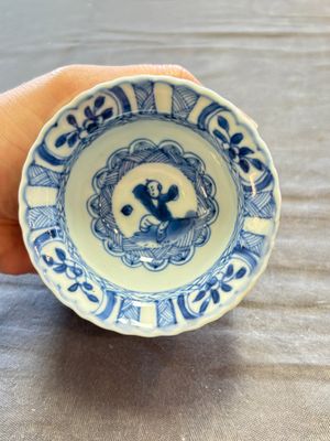 A large collection of 25 sets of Chinese blue, white and Imari-style cups and saucers, Kangxi/Qianlong — foto 85