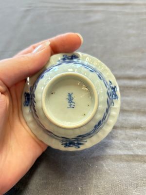 A large collection of 25 sets of Chinese blue, white and Imari-style cups and saucers, Kangxi/Qianlong — foto 86