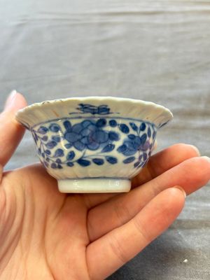 A large collection of 25 sets of Chinese blue, white and Imari-style cups and saucers, Kangxi/Qianlong — foto 90