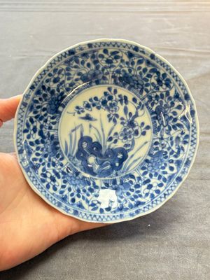 A large collection of 25 sets of Chinese blue, white and Imari-style cups and saucers, Kangxi/Qianlong — foto 9