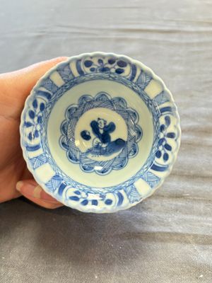A large collection of 25 sets of Chinese blue, white and Imari-style cups and saucers, Kangxi/Qianlong — foto 91
