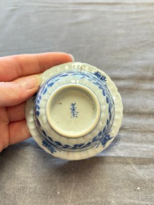 A large collection of 25 sets of Chinese blue, white and Imari-style cups and saucers, Kangxi/Qianlong — foto 92