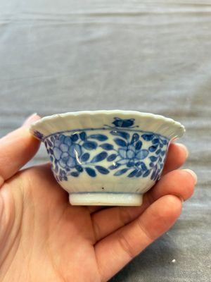 A large collection of 25 sets of Chinese blue, white and Imari-style cups and saucers, Kangxi/Qianlong — foto 93