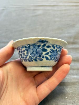 A large collection of 25 sets of Chinese blue, white and Imari-style cups and saucers, Kangxi/Qianlong — foto 94