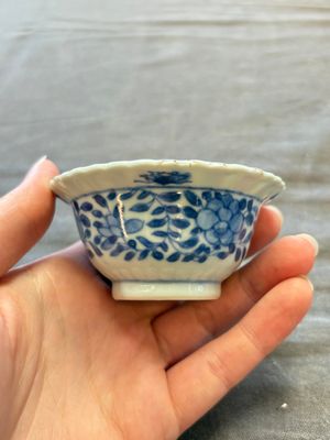 A large collection of 25 sets of Chinese blue, white and Imari-style cups and saucers, Kangxi/Qianlong — foto 96