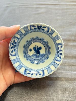 A large collection of 25 sets of Chinese blue, white and Imari-style cups and saucers, Kangxi/Qianlong — foto 97
