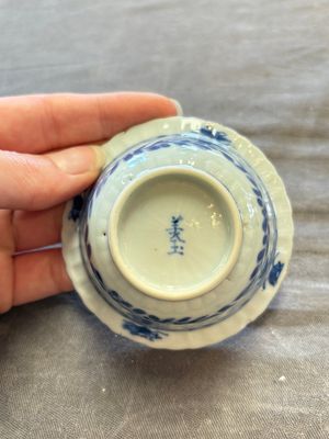 A large collection of 25 sets of Chinese blue, white and Imari-style cups and saucers, Kangxi/Qianlong — foto 98