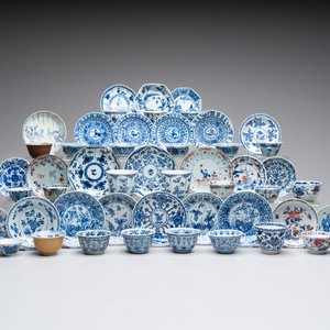 A large collection of 25 sets of Chinese blue, white and Imari-style cups and saucers, Kangxi/Qianlong — foto 1