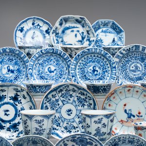 A large collection of 25 sets of Chinese blue, white and Imari-style cups and saucers, Kangxi/Qianlong — foto 2