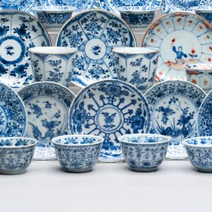 A large collection of 25 sets of Chinese blue, white and Imari-style cups and saucers, Kangxi/Qianlong — foto 3