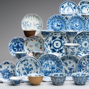 A large collection of 25 sets of Chinese blue, white and Imari-style cups and saucers, Kangxi/Qianlong — foto 4