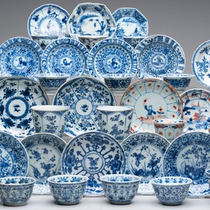 A large collection of 25 sets of Chinese blue, white and Imari-style cups and saucers, Kangxi/Qianlong — foto 6