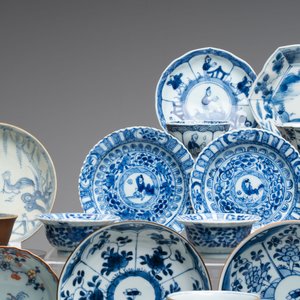 A large collection of 25 sets of Chinese blue, white and Imari-style cups and saucers, Kangxi/Qianlong — foto 7