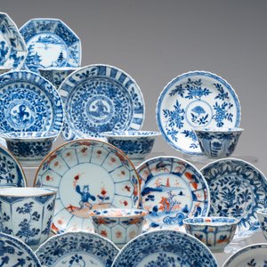 A large collection of 25 sets of Chinese blue, white and Imari-style cups and saucers, Kangxi/Qianlong — foto 8